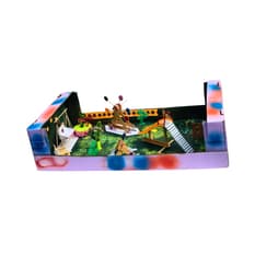 Maqueta de manualidades de cartón en forma de parque con aparatos infantiles Torbex